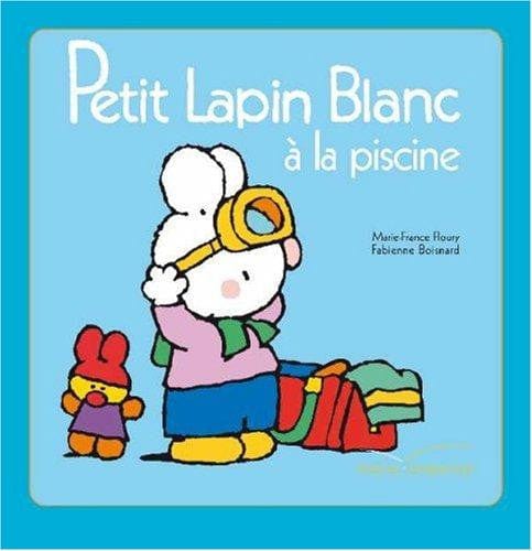 Petit lapin blanc à la piscine