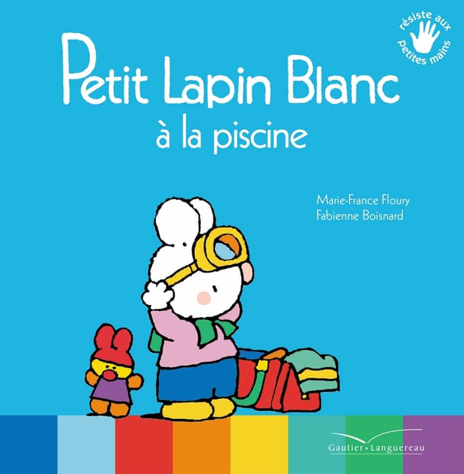 Petit lapin blanc à la piscine
