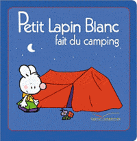 Petit lapin blanc fait du camping