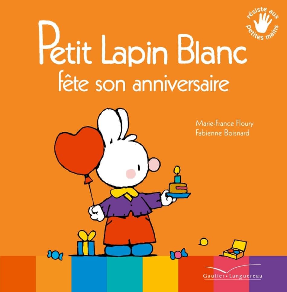Petit lapin blanc fête son anniversaire