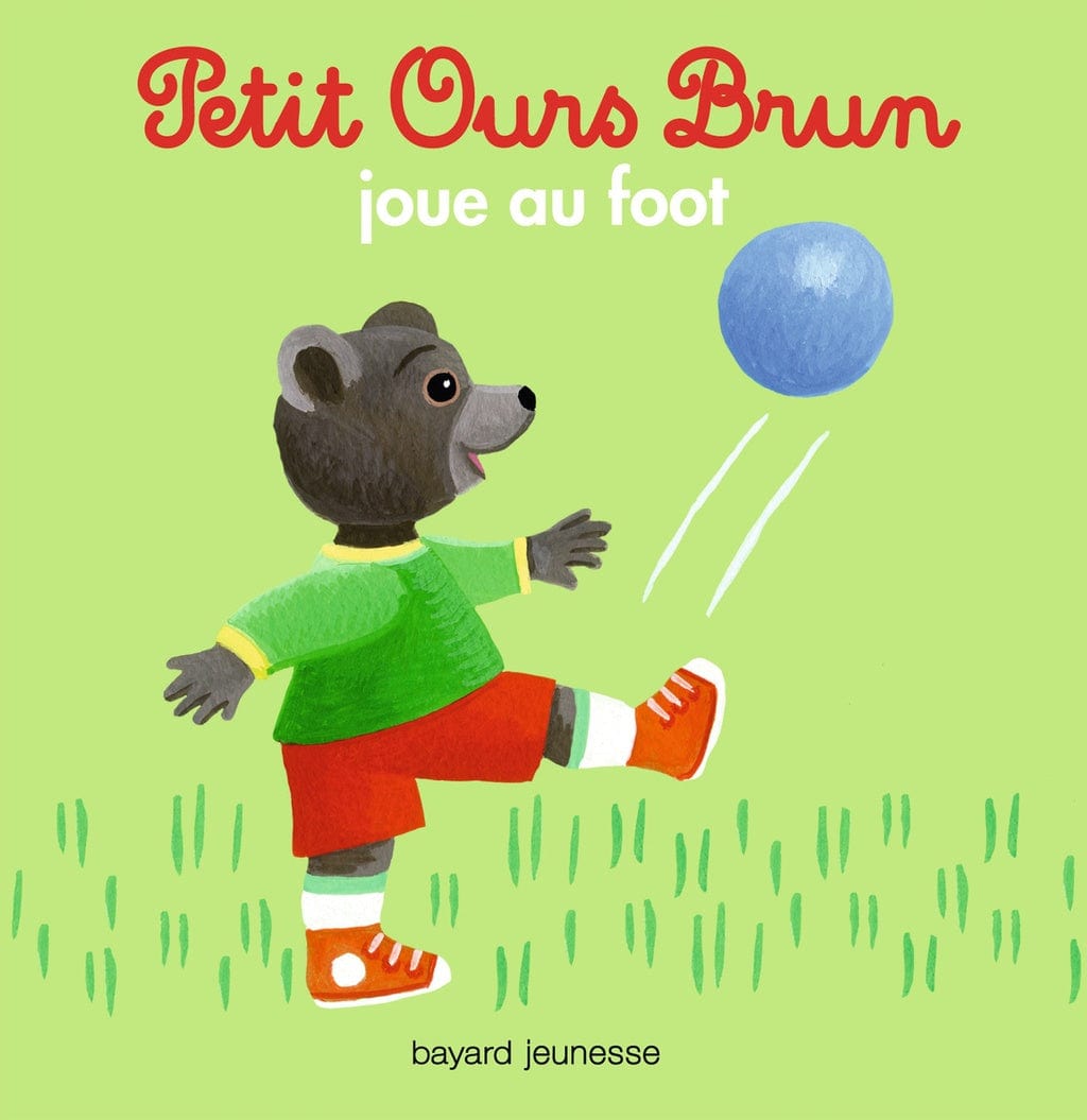 Petit Ours Brun - joue au foot